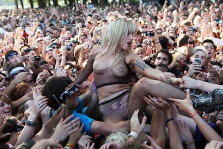 Голая Lady Gaga