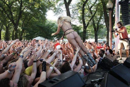 Голая Lady Gaga