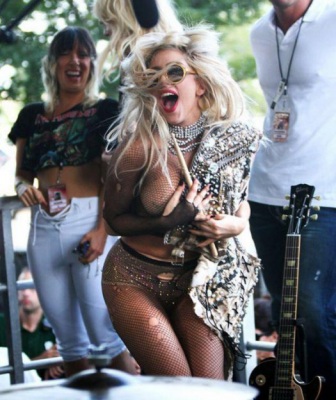Голая Lady Gaga
