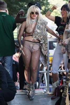 Голая Lady Gaga